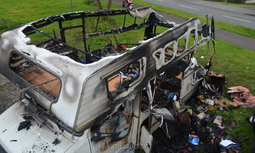 Wohnmobil ausgebrannt Koeln Porz Linder Mauspfad P101.JPG - Miklos Laubert